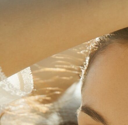Perchè toccare continuamente i capelli è una cattiva abitudine?