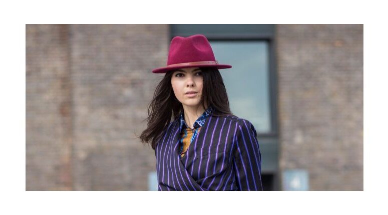Streetstyle: come portare con disinvoltura il cappello color prugna