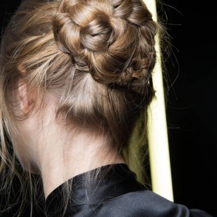 Uno chignon intrecciato in 3 tappe