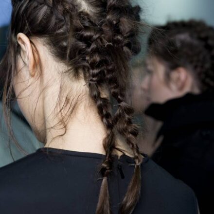 Le trecce intrecciate della sfilata Simone Rocha, step by step