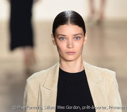 Lo chignon wet look per un'aria sofisticata