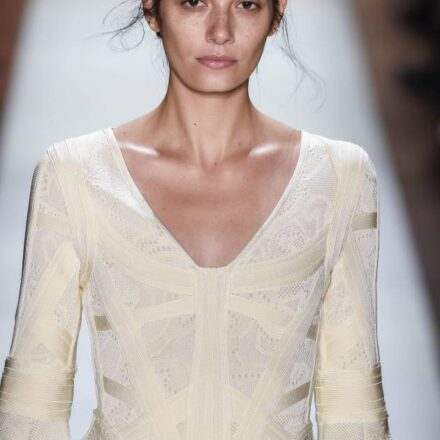 [STEP BY STEP] Come realizzare la treccia a fascia della sfilata Max Azria?