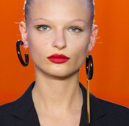 Focus sullo chignon "effetto wet" della sfilata Céline