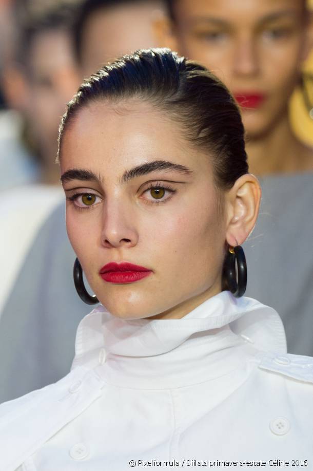 3141-come-realizzare-lo-chignon-a-effetto-wet-article_media_block-1.jpg 3141-come-realizzare-lo-chignon-a-effetto-wet-article_media_block-1.jpg