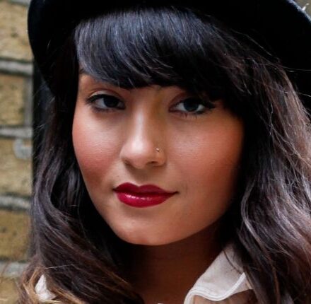 Abbinare un cappello in feltro ad una frangia: streetstyle
