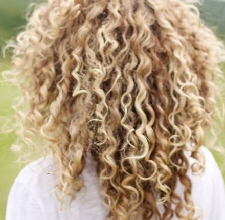 Capelli ricci: 3 idee di acconciatura facili da realizzare