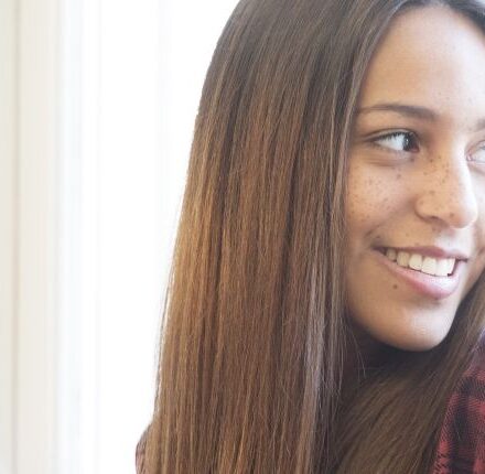 Come lisciare i capelli proteggendo la colorazione?