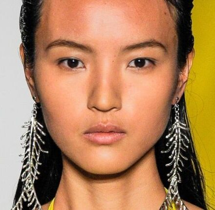 Pettinature: come portare il wet look per avere un'aria chic