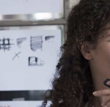 Realizza una semi coda di cavallo sui capelli ricci