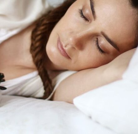 Perché raccogliersi i capelli per dormire?