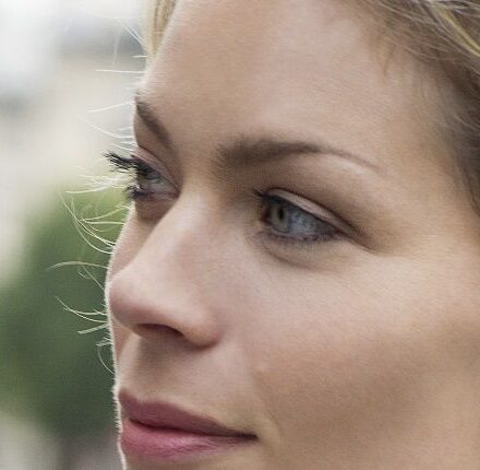 Scopri tre modi di portare lo chignon basso