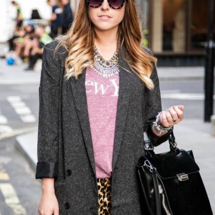 Streetstyle: un tie & dye a onde per un'acconciatura impeccabile