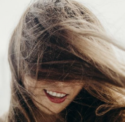 Volume fuori controllo? Ecco come avere capelli lisci e disciplinati