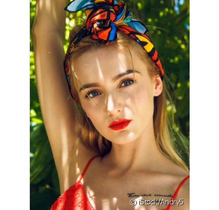 Un foulard multicolor tra i capelli
