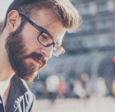 Uomo: tre tagli che stanno bene se porti gli occhiali
