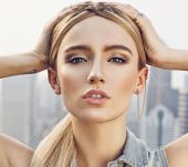 Pettinatura: l'effetto laccato sui capelli biondi