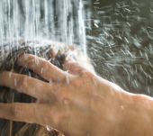 Risciacquare i capelli con acqua fredda è veramente una buona idea?