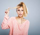 Come evitare che i miei capelli diventino grassi troppo in fretta?