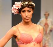 Come portare l’headband a fiori XXL?