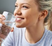 È vero che bere tanta acqua fa bene ai capelli?