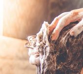 Lavare i capelli tutti i giorni: buona o cattiva idea?