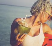 Esposizione al sole: come fermare l'effetto ingiallimento sui capelli biondi?