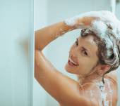 Scegliere lo shampoo: in base allo stato delle lunghezze o delle radici?