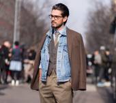 Uomo, i capelli impomatati: streetstyle
