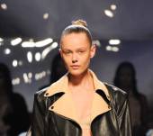 Focus sullo chignon "effetto lifting" della sfilata Jean Paul Gaultier