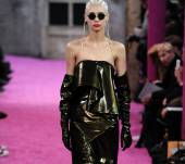Make-up flashy per un’acconciature austera
