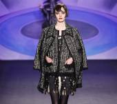 La mini frangia tirabaci vista alla sfilata Anna Sui