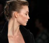 Come ricreare lo chignon a nido della sfilata Jason Wu?