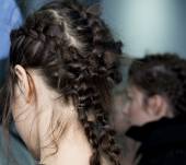 Le trecce intrecciate della sfilata Simone Rocha, step by step