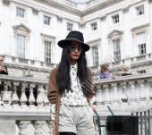 Streetstyle: il borsalino sui capelli sciolti