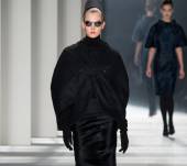 Il colbacco sullo chignon, dalle passerelle alla vita di tutti i giorni?