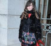 Streetstyle: portare la frangia liscia su una chioma wavy