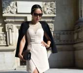 Headband dorato su uno chignon basso