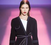 Il wet look associato a una bocca rosso glamour: must have