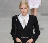 «Wanted»: uno chignon basso associato a uno smoky eye intenso