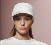 Quali accessori di tendenza per proteggere i miei capelli in estate?