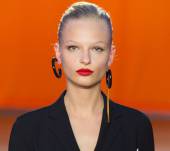 Focus sullo chignon "effetto wet" della sfilata Céline