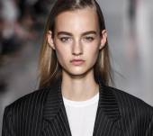 [Step by step] Come realizzare il liscio perfetto della sfilata DKNY?