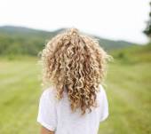 Capelli ricci: 3 idee di acconciatura facili da realizzare