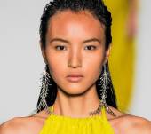 Pettinature: come portare il wet look per avere un'aria chic