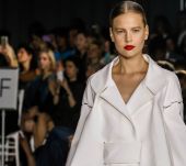 Scopri il make up perfetto per lo chignon schiacciato
