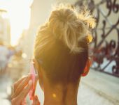 Step by step: come realizzare uno chignon bun con effetto pettinato/spettinato?
