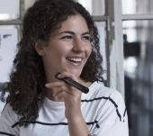 Realizza una semi coda di cavallo sui capelli ricci