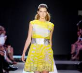 Capelli «effetto bagnato» per un look sporty-chic