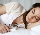 Perché raccogliersi i capelli per dormire?