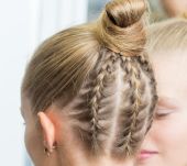 Mini trecce per valorizzare uno chignon